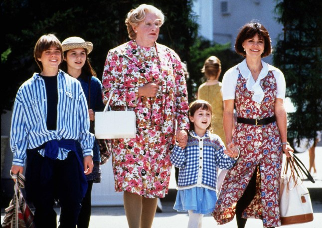 Editorial use only. No book cover usage. Mandatory Credit: Photo by Phil Bray/20th Century Fox/Blue Wolf/Kobal/REX/Shutterstock (5882306h) Matthew Lawrence, Lisa Jakub, Robin Williams, Mara Wilson, Sally Field Mrs Doubtfire - 1993 Director: Chris Columbus 20th Century Fox/Blue Wolf USA Scene Still Comedy Madame Doubtfire
