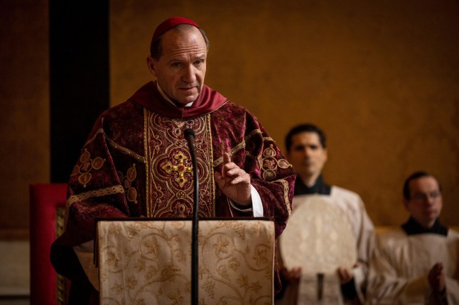 2YK0XFW Conclave Ralph Fiennes