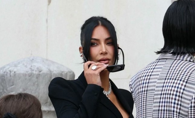 US celebrity Kim Kardashian (C) arrives at the Assize Court for the trial during which she will testify over the 2016 robbery that saw her relieved of millions of dollars' worth of jewellery at gunpoint at in Paris, on May 13, 2025. The trial of this sensational nine million euro jewellery robbery opened in Paris on April 28, 2025. (Photo by Thomas SAMSON / AFP) (Photo by THOMAS SAMSON/AFP via Getty Images)